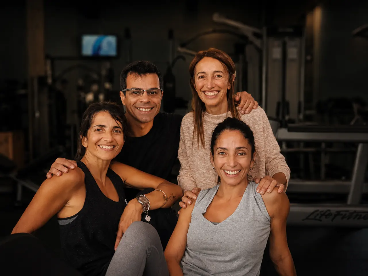Mujeres entrenando fuerza